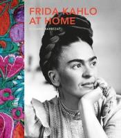 Frida Kahlo at Home. Autor: Suzanne Barbezat. SmakLiter.pl Okładka książki Frida Kahlo at Home