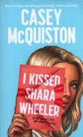 I Kissed Shara Wheeler. Autor: Casey McQuiston. SmakLiter.pl Okładka książki I Kissed Shara Wheeler