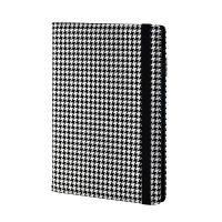 Kalendarz 2025 Modena A4 dzienny na gumkę czarno-biały KDP-16MD. Wydawca: I-DROPS. SmakLiter.pl Opakowanie Kalendarz 2025 Modena A4 dzienny na gumkę czarno-biały KDP-16MD