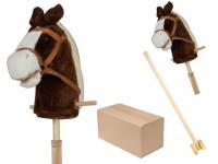 Koń z dźwiękiem drewniany kij z kółkami brązowy. Wydawca: Czapska. SmakLiter.pl Opakowanie Koń z dźwiękiem drewniany kij z kółkami brązowy