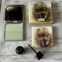 Lusterko w pudełku Jeżyk na plecach. Wydawca: Alex Clark. SmakLiter.pl Opakowanie Lusterko w pudełku Jeżyk na plecach