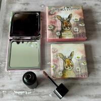 Lusterko w pudełku Królik i stokrotki. Wydawca: Alex Clark. SmakLiter.pl Opakowanie Lusterko w pudełku Królik i stokrotki