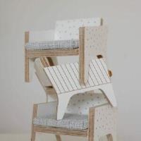 Mebelki do drewnianego domku dla lalek. Wydawca: Milin. SmakLiter.pl Opakowanie Mebelki do drewnianego domku dla lalek