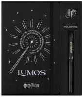 Notatnik L HP Lumos + pióro kulkowe czarne. Wydawca: Moleskine. SmakLiter.pl Opakowanie Notatnik L HP Lumos + pióro kulkowe czarne