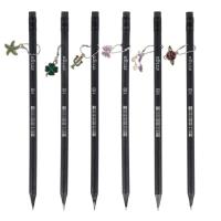 Ołówek z czarnego drewna z zawieszką (72szt) STRIG. Wydawca: Strigo. SmakLiter.pl Opakowanie Ołówek z czarnego drewna z zawieszką (72szt) STRIG