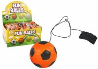 Piłka nożna na gumce jojo 6cm pomarańczowa. Wydawca: Leantoys. SmakLiter.pl Opakowanie Piłka nożna na gumce jojo 6cm pomarańczowa