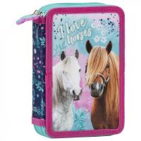 Piórnik 2-komorowy z wyposażeniem Konie 23. Wydawca: Derform. SmakLiter.pl Opakowanie Piórnik 2-komorowy z wyposażeniem Konie 23