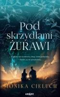 Pod skrzydłami żurawi. Autor: Monika Cieluch. SmakLiter.pl Okładka książki Pod skrzydłami żurawi