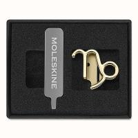 Przypinka do notatnika zodiak koziorożec złota. Wydawca: Moleskine. SmakLiter.pl Opakowanie Przypinka do notatnika zodiak koziorożec złota