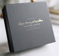 Pudełko - Obietnice na 365 dni szare. Wydawca: Szaron. SmakLiter.pl Opakowanie Pudełko - Obietnice na 365 dni szare