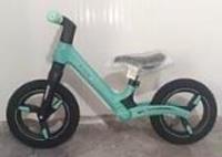 Rower biegowy turkusowy. Wydawca: ADAR. SmakLiter.pl Opakowanie Rower biegowy turkusowy