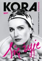 Się żyje. Kora. Biografia. Autor: Kubisiowska Katarzyna. SmakLiter.pl Okładka książki Się żyje. Kora. Biografia