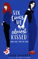 Six Times We Almost Kissed (And One Time We Did). Autor: Tess Sharpe. SmakLiter.pl Okładka książki Six Times We Almost Kissed (And One Time We Did)