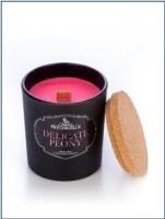 Świeczka sojowa Delicate Peony czarna 135g. Wydawca: Pavoncella. SmakLiter.pl Opakowanie Świeczka sojowa Delicate Peony czarna 135g