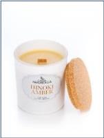 Świeczka sojowa Hinoki Amber biała 135g. Wydawca: Pavoncella. SmakLiter.pl Opakowanie Świeczka sojowa Hinoki Amber biała 135g