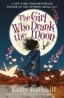 The Girl Who Drank The Moon. Autor: Kelly Barnhill. SmakLiter.pl Okładka książki The Girl Who Drank The Moon