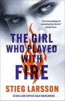 The Girl Who Played With Fire. Autor: Stieg Larsson. SmakLiter.pl Okładka książki The Girl Who Played With Fire