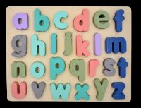 Układanka drewniana Alfabet litery małe. Wydawca: Bączek. SmakLiter.pl Opakowanie Układanka drewniana Alfabet litery małe