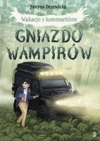 Wakacje z koszmarkiem. Gniazdo wampirów. Autor: Drzewicka Justyna. SmakLiter.pl Okładka książki Wakacje z koszmarkiem. Gniazdo wampirów