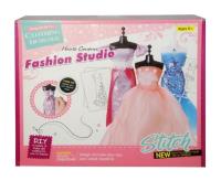 Zestaw do szycia sukienek dla lalek. Wydawca: SWEDE. SmakLiter.pl Opakowanie Zestaw do szycia sukienek dla lalek