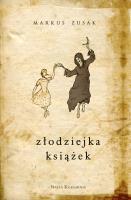 Złodziejka książek. Autor: Zusak Markus, Hanna Baltyn. SmakLiter.pl Okładka książki Złodziejka książek