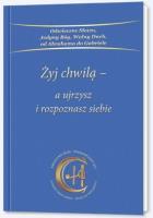 Żyj chwilą a ujrzysz i rozpoznasz siebie. Autor:   Praca zbiorowa. SmakLiter.pl Okładka książki Żyj chwilą a ujrzysz i rozpoznasz siebie