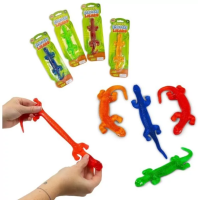 Jaszczur lepki i rozciągliwy MIX. Wydawca: One for Fun. SmakLiter.pl Opakowanie Jaszczur lepki i rozciągliwy MIX