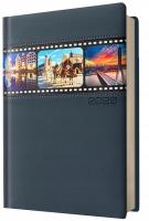 Kalendarz 2026 A5 dzienny granatowy miasta Polski. Wydawca: Evena. SmakLiter.pl Opakowanie Kalendarz 2026 A5 dzienny granatowy miasta Polski