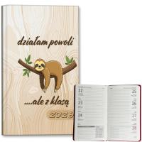 Kalendarz 2026 A6 tygodniowy Leniwiec z klasą. Wydawca: EV-Corp. SmakLiter.pl Opakowanie Kalendarz 2026 A6 tygodniowy Leniwiec z klasą