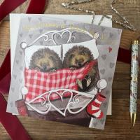 Karnet Święta kwadrat Jeże pod kocem. Wydawca: Alex Clark. SmakLiter.pl Opakowanie Karnet Święta kwadrat Jeże pod kocem