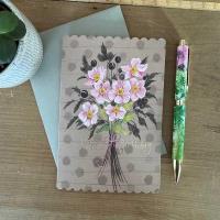 Karnet Urodziny Bukiet kwiatów. Wydawca: Alex Clark. SmakLiter.pl Opakowanie Karnet Urodziny Bukiet kwiatów