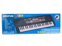 Keyboard muzyczny B/O z mikrofonem 49 klawiszy. Wydawca: Madej. SmakLiter.pl Opakowanie Keyboard muzyczny B/O z mikrofonem 49 klawiszy