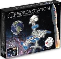 Klocki konstrukcyjne NASA metalowe Stacja Kosmiczna 230 elementów. Wydawca: BRANDED.ŚLIWIŃSKI. SmakLiter.pl Opakowanie Klocki konstrukcyjne NASA metalowe Stacja Kosmiczna 230 elementów