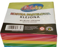 Kostka klejona 85x85mm 370 kartek kolorowa. Wydawca: Alfa Pastello. SmakLiter.pl Opakowanie Kostka klejona 85x85mm 370 kartek kolorowa