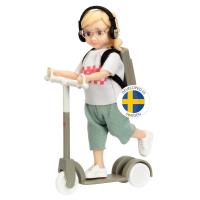 Lalka dziewczynka na hulajnodze. Wydawca: MICKI. SmakLiter.pl Opakowanie Lalka dziewczynka na hulajnodze