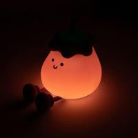 Opakowanie Lampka nocna LED ze stojakiem na telefon bakłażan
