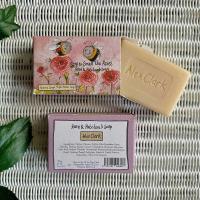 Mydło ozdobne Pszczoły i róże. Wydawca: Alex Clark. SmakLiter.pl Opakowanie Mydło ozdobne Pszczoły i róże