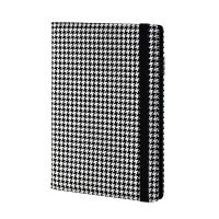 Notes A4 Modena premium na gumkę kratka czarno-biały NP-16MD. Wydawca: I-DROPS. SmakLiter.pl Opakowanie Notes A4 Modena premium na gumkę kratka czarno-biały NP-16MD
