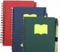 Notes z długopisem MIX. Wydawca: Merkpol. SmakLiter.pl Opakowanie Notes z długopisem MIX