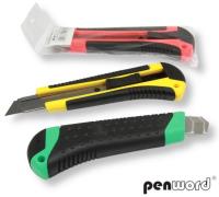 Nóż do tapet z prowadnicą MIX. Wydawca: PENWORD. SmakLiter.pl Opakowanie Nóż do tapet z prowadnicą MIX