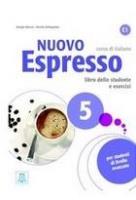 Nuovo Espresso 5 podręcznik + ćwiczenia + online. Autor: Massei Giorgio, Bellagamba Rosella. SmakLiter.pl Okładka książki Nuovo Espresso 5 podręcznik + ćwiczenia + online