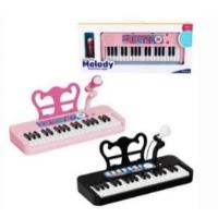 Pianinko muzyczne z mikrofonem 55x7,6x24,3cm MIX. Wydawca: Madej. SmakLiter.pl Opakowanie Pianinko muzyczne z mikrofonem 55x7,6x24,3cm MIX