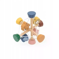 Piłka edukacyjna drewniana. Wydawca: Trixie Baby. SmakLiter.pl Opakowanie Piłka edukacyjna drewniana