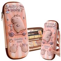 Piórnik przybornik Kapibara na hulajnodze. Wydawca: Leantoys. SmakLiter.pl Opakowanie Piórnik przybornik Kapibara na hulajnodze