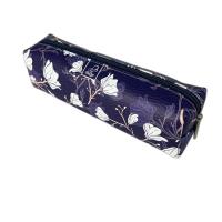 Piórnik szkolny młodzieżowy prostokąt kostka Magnolie Dark Blue. Wydawca: EV-Corp. SmakLiter.pl Opakowanie Piórnik szkolny młodzieżowy prostokąt kostka Magnolie Dark Blue