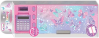 Piórnik z kalkulatorem Motylki. Wydawca: Hot Focus. SmakLiter.pl Opakowanie Piórnik z kalkulatorem Motylki