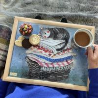 Opakowanie Podstawka pod laptopa LP01 Kot na koszu z praniem