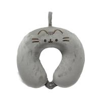 Poduszka podróżna Pusheen CUSH433. Wydawca: PUCKATOR EUROPEAN DISTRIBUTION CENTRE. SmakLiter.pl Opakowanie Poduszka podróżna Pusheen CUSH433