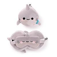 Poduszka podróżna z maską na oczy Rekin Archie. Wydawca: PUCKATOR. SmakLiter.pl Opakowanie Poduszka podróżna z maską na oczy Rekin Archie