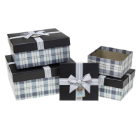 Pudełko kwadrat z kokardą 4szt krata ROZETTE. Wydawca: ROZETTE. SmakLiter.pl Opakowanie Pudełko kwadrat z kokardą 4szt krata ROZETTE